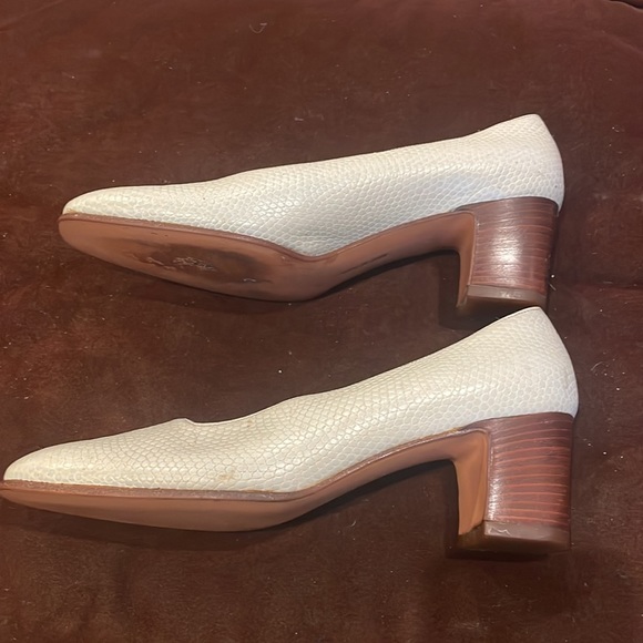 Salvature Ferragamo women / children shoes lightly used size 5 1/2 B. Tan color - Picture 5 of 16